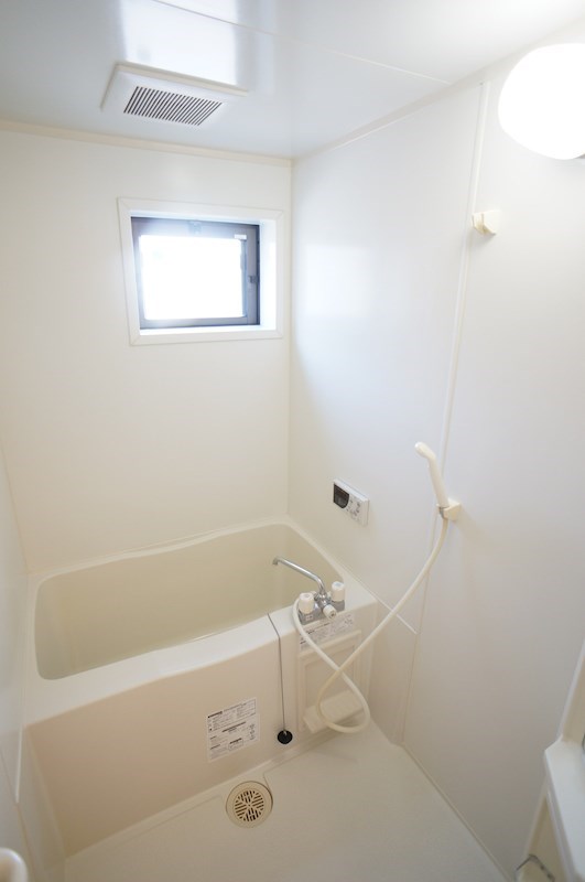 シンプルな浴室　※写真は別のお部屋のものです。