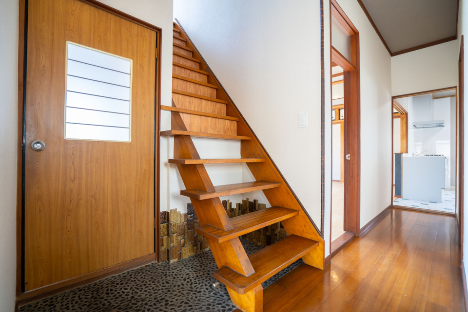 レトロさがかっこいい階段、お隣のドアは和室への入り口