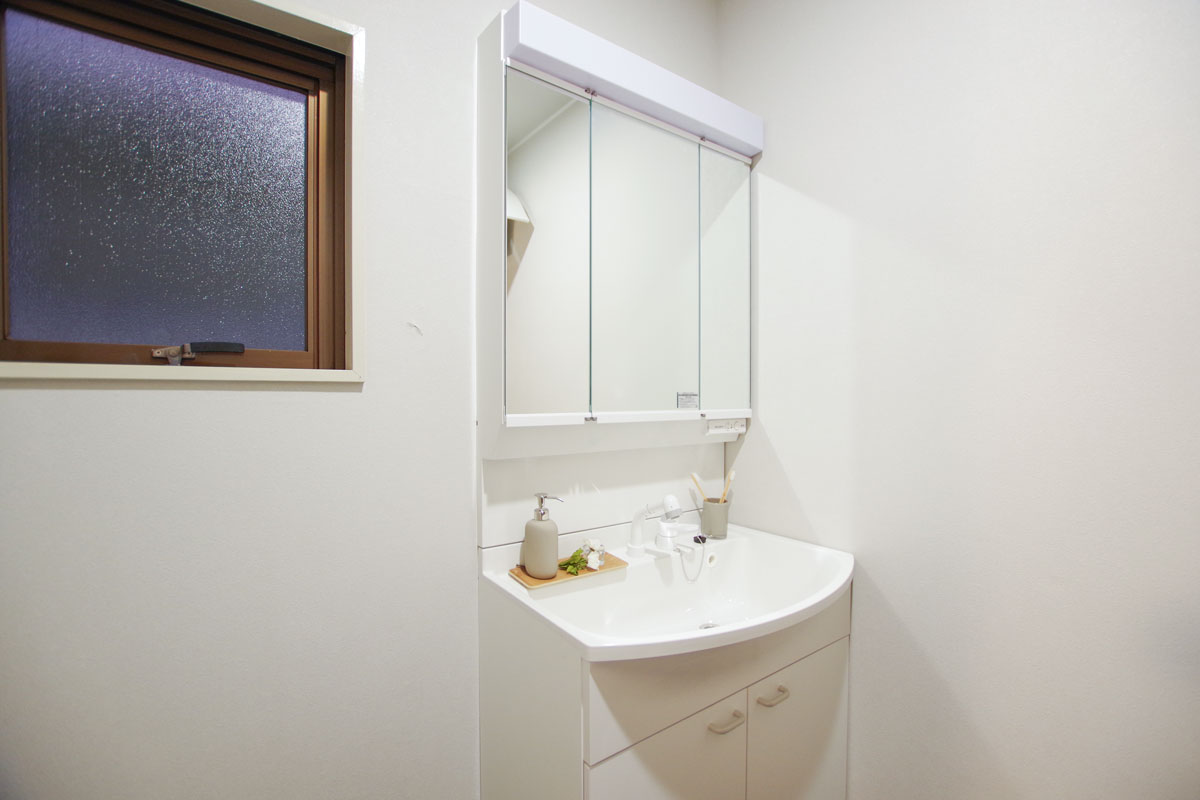 3面鏡背面は全て収納可能。シャワー水栓でお掃除も楽々。