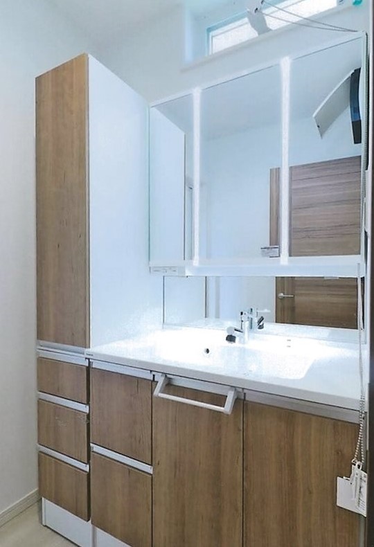 洗面所は三面鏡の独立洗面台の他に、便利な収納もたくさん完備されています！