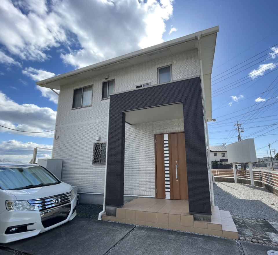 外観もおしゃれな二階建の戸建てです