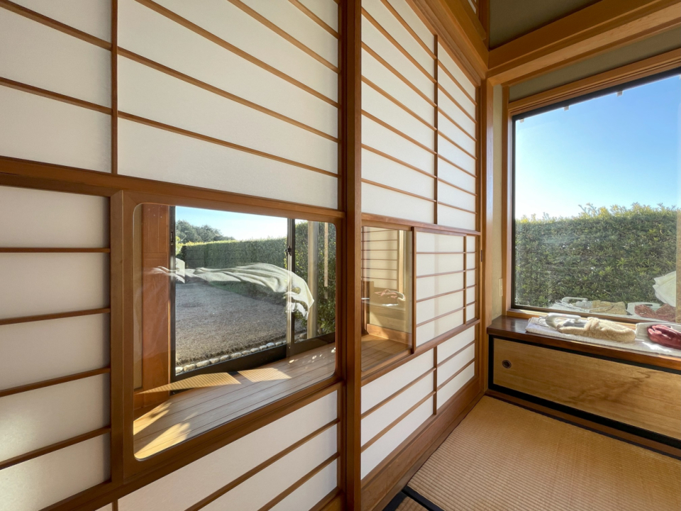 広縁と8帖和室を仕切る障子は雪見障子。情緒を大切にする日本の文化。