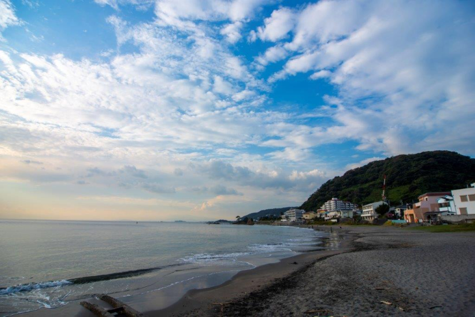 秋谷海岸は穏やかな海が広がり、早朝散歩に行ってみては