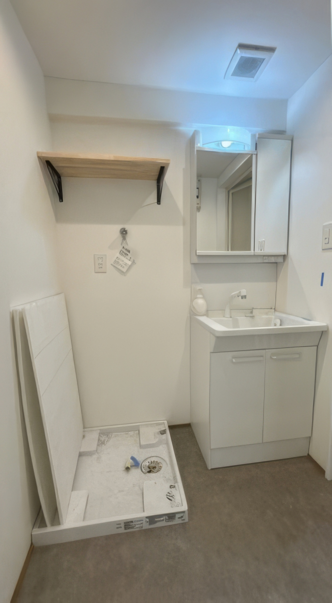 独立洗面台のある洗面スペースには、洗濯機置き場上部に簡易棚が設置されています