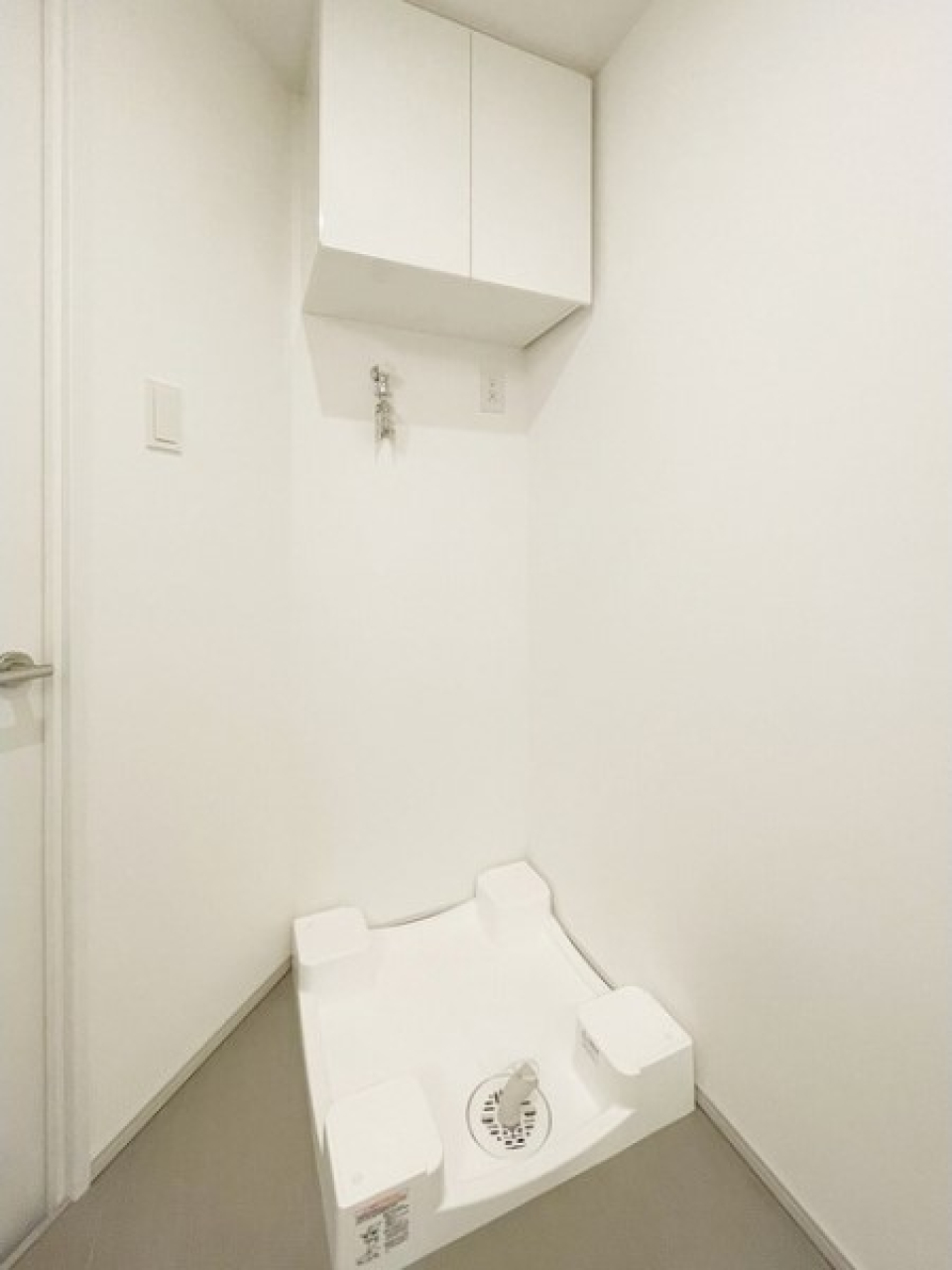 洗濯機置き場の上には何かと便利な戸棚がありますね