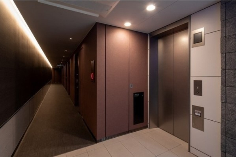 グッとオトナな雰囲気のエレベーターホール