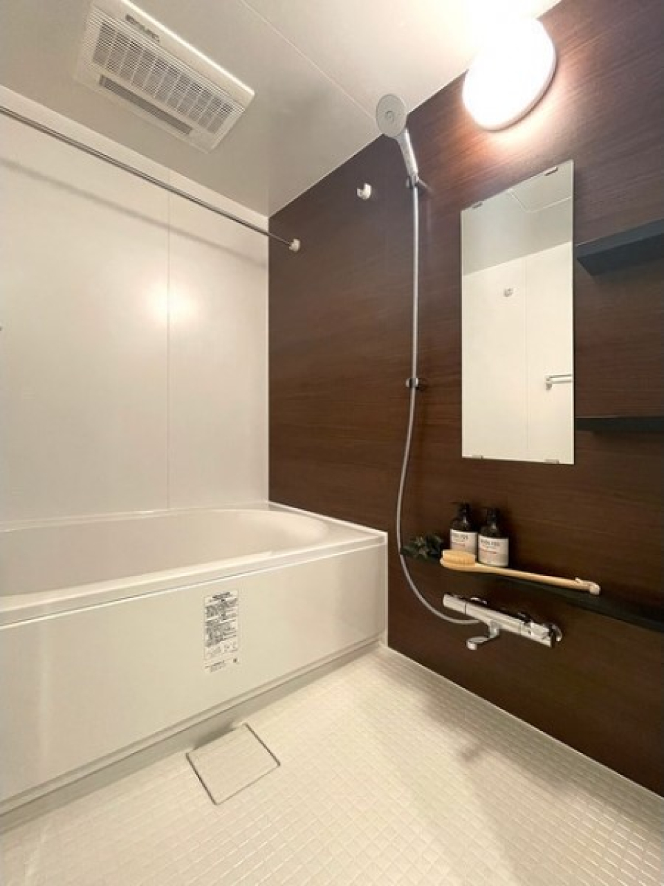 浴室乾燥機能付きのバスルーム