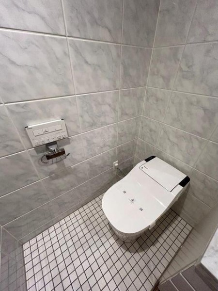 大理石調のタイルでラグジュアリーな雰囲気のトイレ