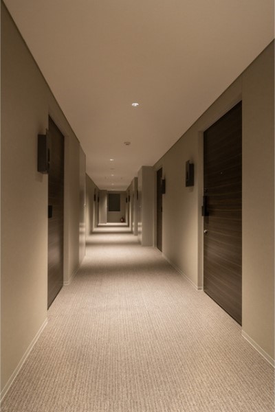廊下は内廊下タイプ。ホテルみたいな高級感です。
