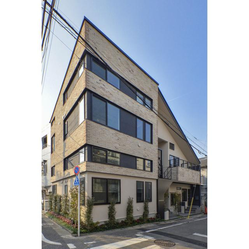 街角でぱっと目を惹く素敵なマンションです