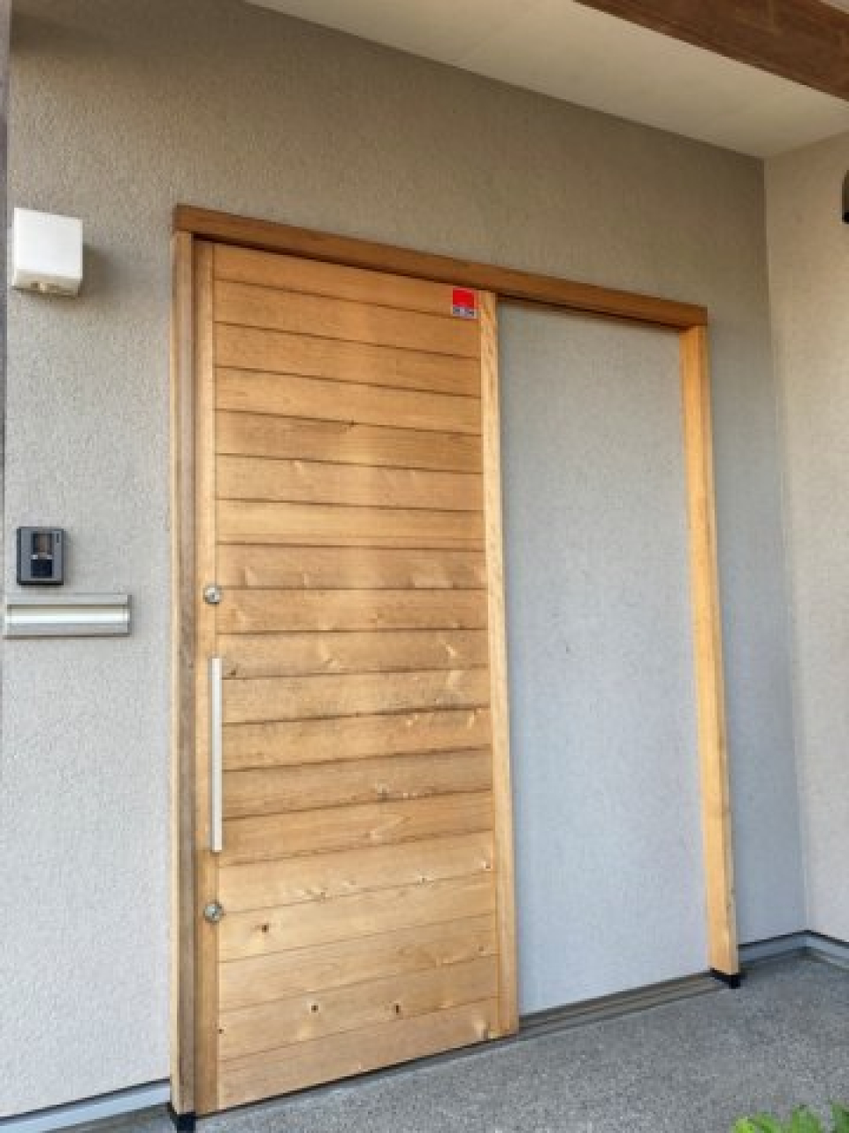 木でつくられたスライドタイプの玄関ドア