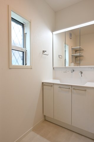 3面鏡・シャワー付き、大きなボウルが特徴の独立洗面台！
