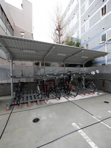 駐輪場は屋根付きです。