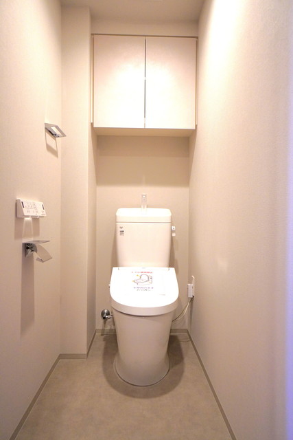 トイレの上には棚があって整理整頓もしやすそうです。※写真は同タイプ住戸です。