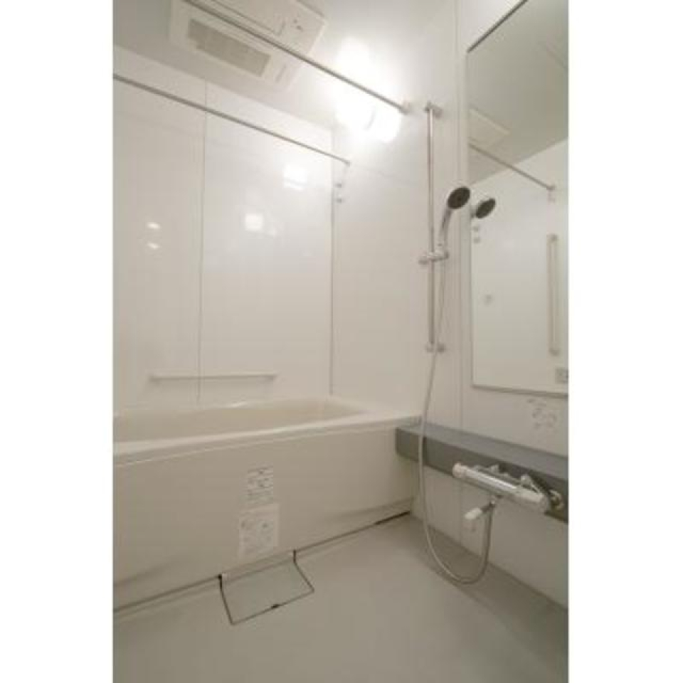こちらもホワイトで統一感のある浴室です。※写真は同タイプ住戸です。
