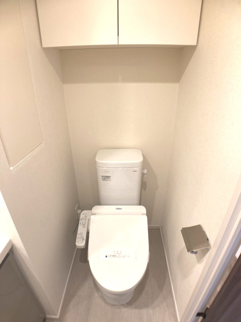 トイレは棚があって整理整頓もしやすそうです！※写真は同タイプ住戸です。