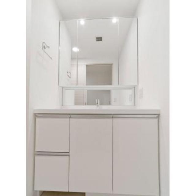 白に統一されていて清潔感のある洗面所。※写真は同タイプ住戸です。