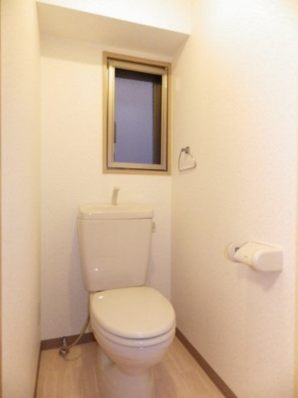 トイレには小窓があって空気の入れ替えも出来そう！