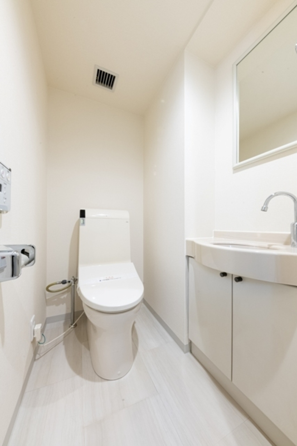 洗面所とトイレは同じ空間にあります。※写真は同タイプ住戸です。