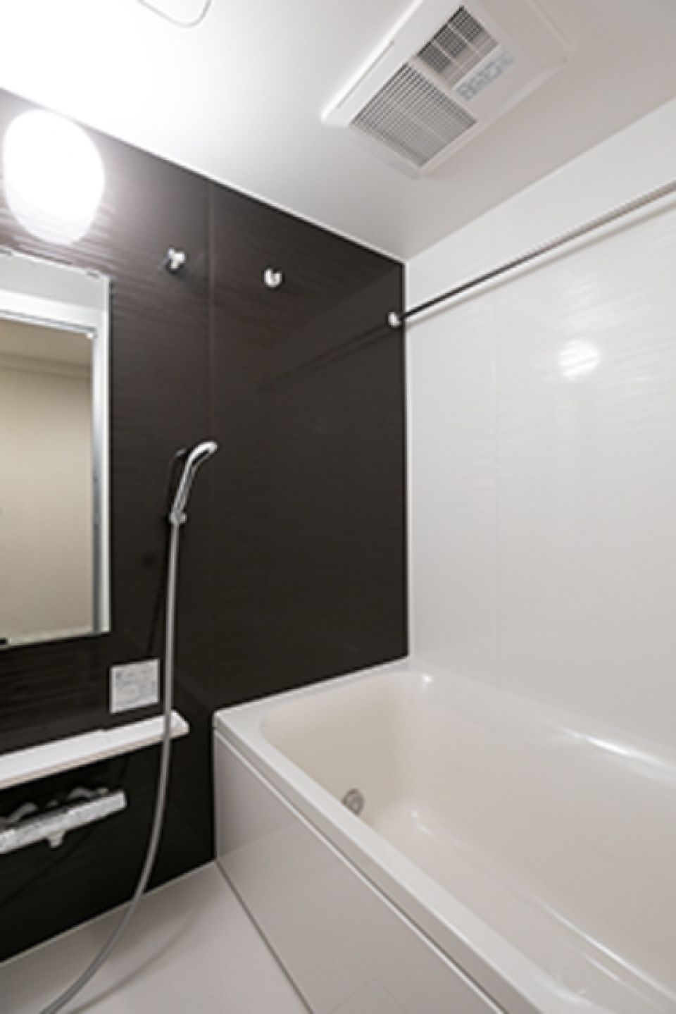 黒いパネルがシックな浴室を演出しています。※写真は同タイプ住戸です。