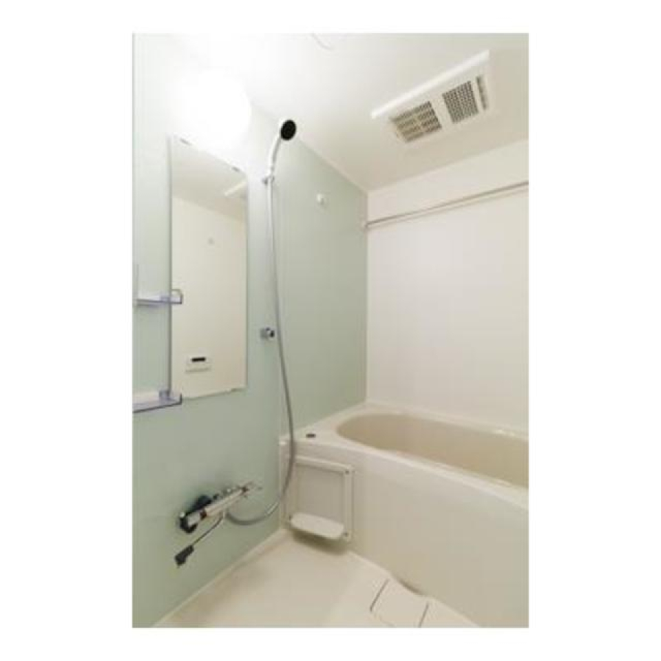 お風呂は淡いグリーンをポイントに♪浴室乾燥機もついている優れものです！
※写真は同タイプ住戸です。