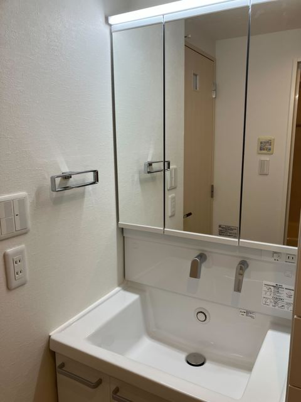 三面鏡の独立洗面台。※写真は同タイプ住戸です。