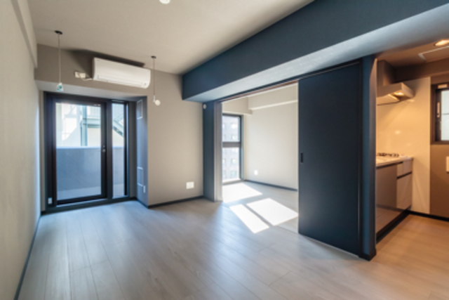 ブルーグレーのクロスがおしゃれな部屋
※写真は同タイプ住戸です。