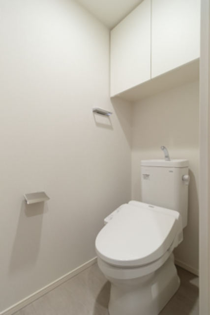 棚があるので掃除用具など整理整頓しやすそうですね。※写真は同タイプ住戸です。