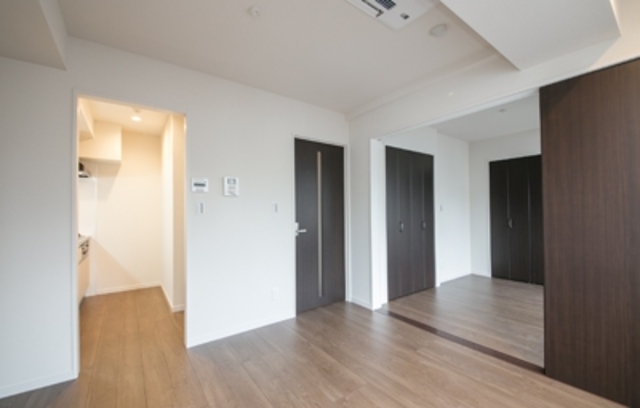 キッチンは遠慮がちに隔離されております。
※写真は同タイプ住戸です。
