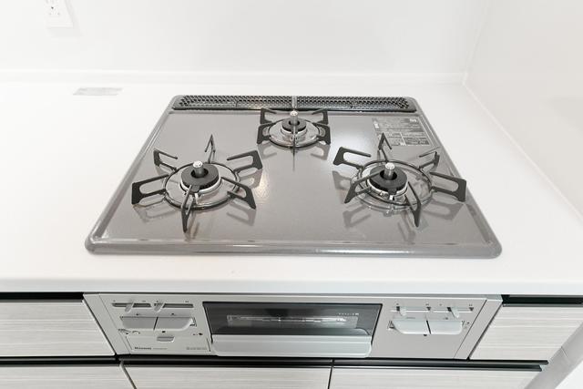 デザインだけじゃない！利便性にもこだわった3口コンロ！
※写真は同タイプ住戸です。