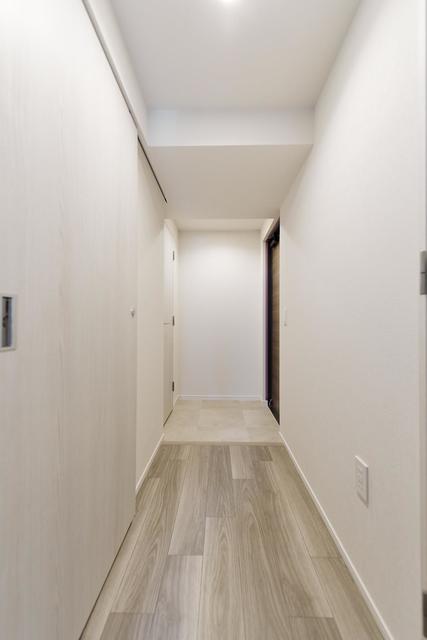玄関へと続く道。人はそれを廊下と言います。
※写真は同タイプ住戸です。