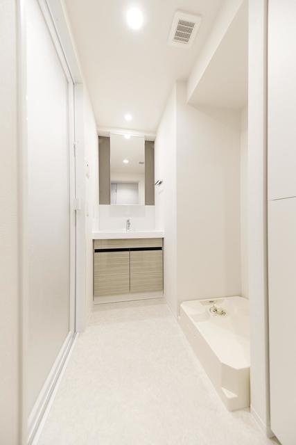 清潔感溢れる洗面台のお出ましです！
※写真は同タイプ住戸です。
