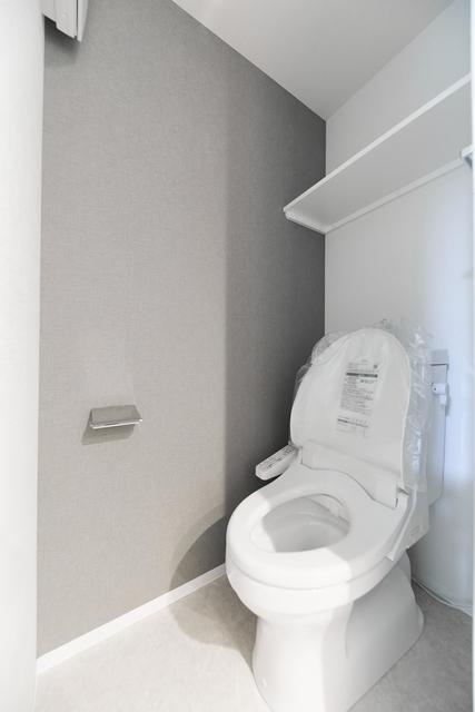 トイレの上にも棚が付いてます！
※写真は同タイプ住戸です。
