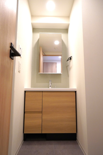 木目調のデザインの洗面台です。
※写真は同タイプ住戸です。