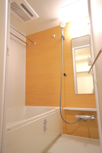 ナチュラルなパネルが導入されている浴室です。※写真は同タイプ住戸です。