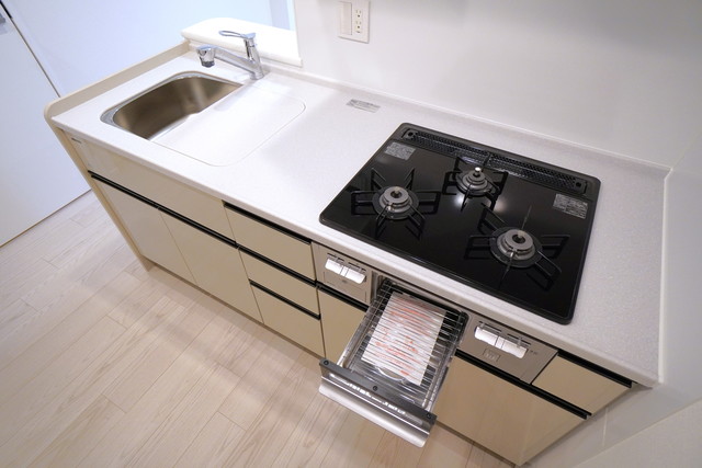 ガスコンロは嬉しい三口※写真は同タイプ住戸です。