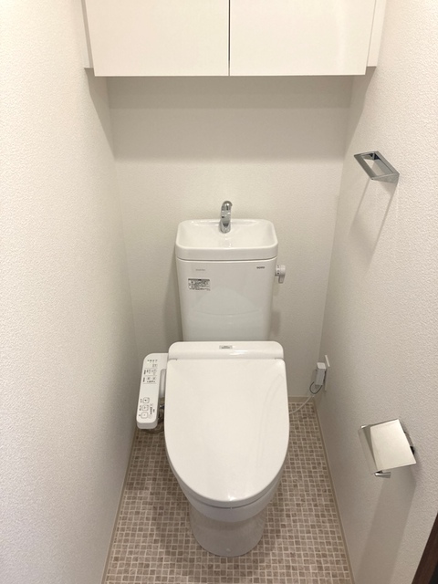 棚があるので掃除用具など整理整頓しやすそうですね。※写真は同タイプ住戸です。