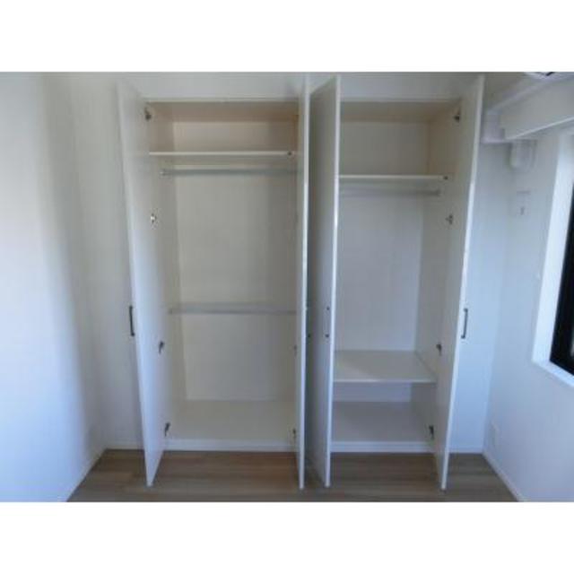 収納を開けた時の様子。※写真は同タイプ住戸です。