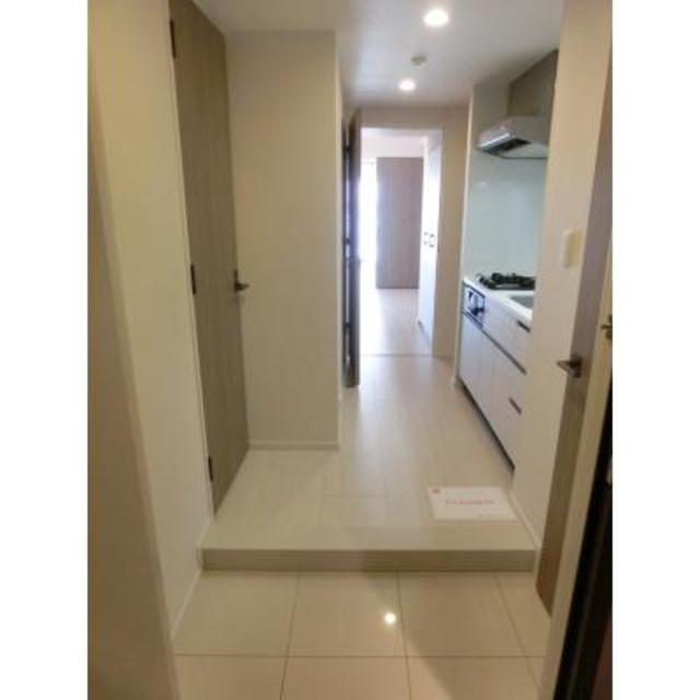 玄関の様子。キッチンは玄関を入ったすぐ右手にあります。
※写真は同タイプ住戸です。