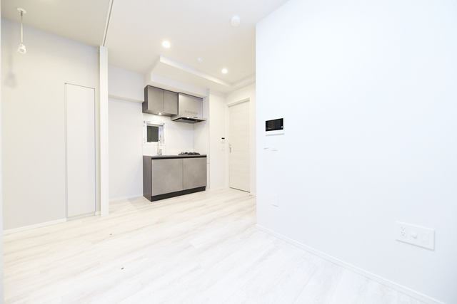白い部屋にグレーのキッチンが映える
※写真は同タイプ住戸です。