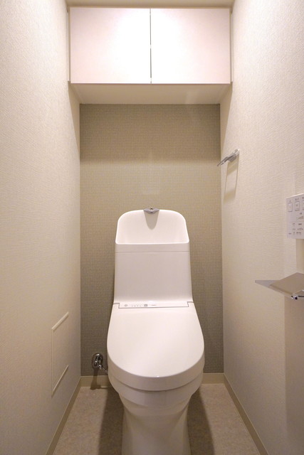 トイレは収納付き※写真は同タイプ住戸です。