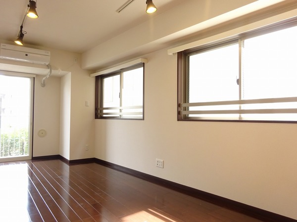家具が合わせやすいシンプルな部屋