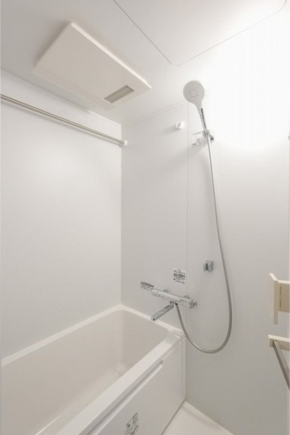 バスルームはコンパクトながら浴室乾燥機能付き