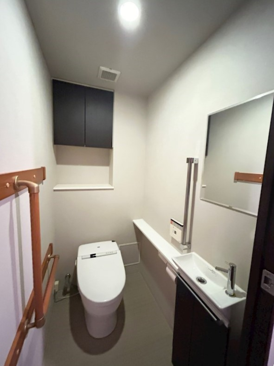 手すりに大きな鏡。トイレとしては贅沢なこの空間♩