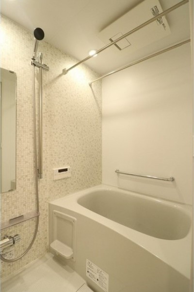 コンパクトながら浴室乾燥機能付きのバスルーム