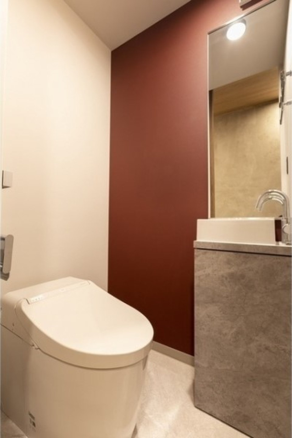トイレの葡萄色の壁紙で世界観を保っています