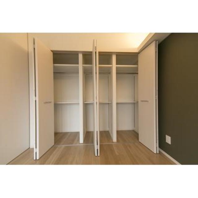 ベッドルームの収納を開けた時の様子。※写真は同タイプ住戸です。