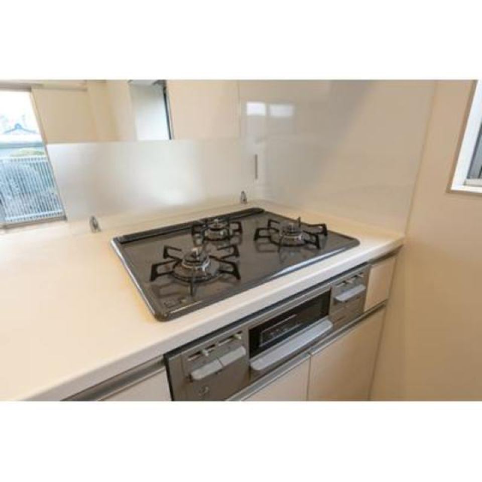 3口のガスコンロが設置されています。※写真は同タイプ住戸です。