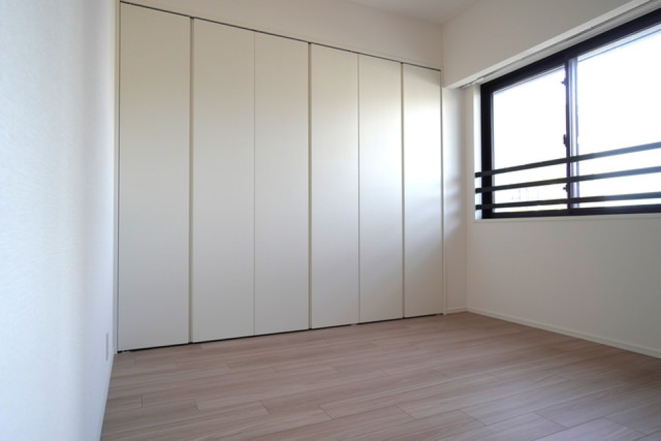 ４．５帖のベッドルームには収納も完備されています。※写真は同タイプ住戸です。