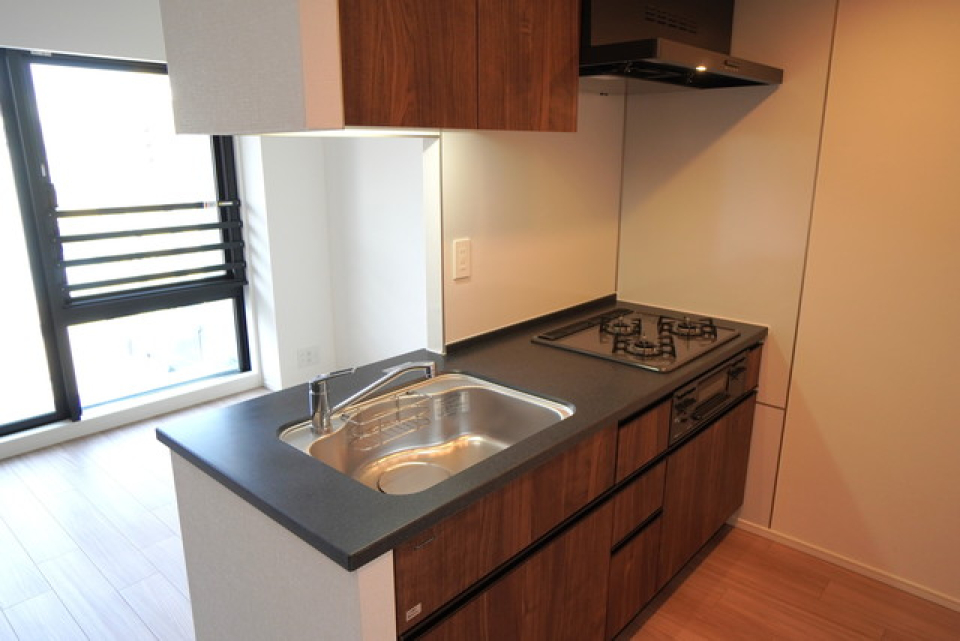 3口のガスコンロが導入されたシステムキッチンです。※写真は同タイプ住戸です。